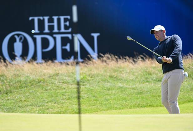 Mandatory Credit: Photo by Greig Cowie Shutterstock (14012011fk) Rory McIlroy chips on the 1st Green The British Open Championship, Practice, Golf, Royal Liverpool Golf Club, Liverpool, UK - 17 Jul 2023 The British Open Championship, Practice, Golf, Royal Liverpool Golf Club, Liverpool, UK - 17 Jul 2023  Copyright: xGreigxCowie Shutterstockx 14012011fk