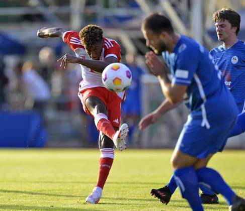 18.07.2023, Fussball 1. Bundesliga 2023 2024, Trainingslager FC Bayern München in Rottach-Egern am Tegernsee. Testspiel am Sportplatz Birkenmoos, FC Rottach Egern - FC Bayern München, Kingsley Coman (FC Bayern München) schiesst