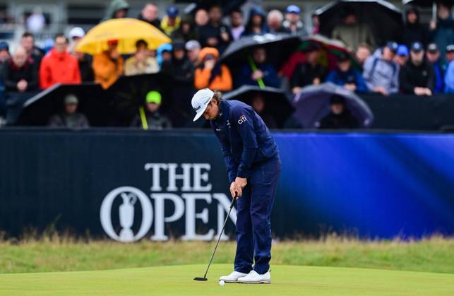 Mandatory Credit: Photo by Greig Cowie Shutterstock (14015635f) Cameron Smith on the 2nd Green on a wet and windy morning at the open with the umbrellas up behind The British Open Championship, Day Three, Golf, Royal Liverpool Golf Club, Liverpool, UK - 22 Jul 2023 The British Open Championship, Day Three, Golf, Royal Liverpool Golf Club, Liverpool, UK - 22 Jul 2023  Copyright: xGreigxCowie Shutterstockx 14015635f