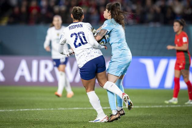 August 2, 2023, Auckland, Auckland, New Zealand: Portugal goalkeeper INES PEREIRA 1 shoves USA forward TRINITY RODMAN 20 out of the box so she can clear the ball in the second half of the 2023 FIFA Womens World Cup Group E match at the Eden Park Stadium in Auckland, New Zealand. USA 0:0 Portugal Auckland New Zealand - ZUMAb240 20230802_zsp_b240_028 Copyright: xIraxL.xBlackx