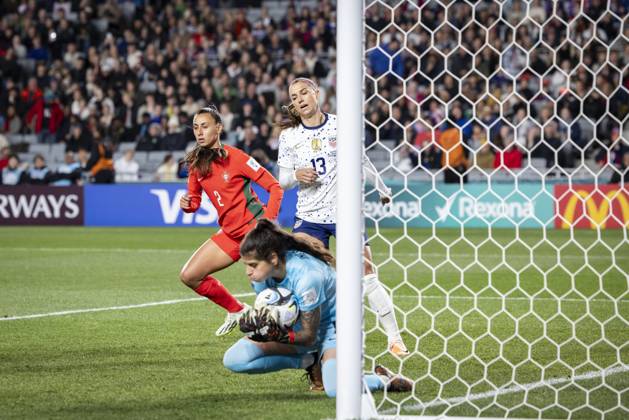 August 2, 2023, Auckland, Auckland, New Zealand: Portugal goalkeeper INES PEREIRA 1 blocks the shot on gaol by USA forward ALEX MORGAN 13 in the second half of the 2023 FIFA Womens World Cup Group E match against Portugal at the Eden Park Stadium in Auckland, New Zealand. USA 0:0 Portugal Auckland New Zealand - ZUMAb240 20230802_zsp_b240_038 Copyright: xIraxL.xBlackx