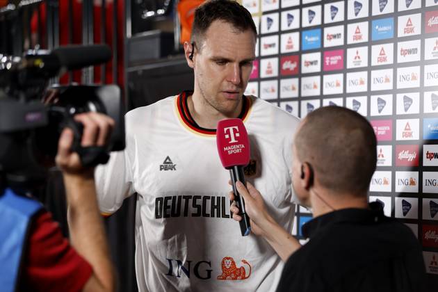 13.08.2023, Deutscher Basketball Bund, Supercup 2023, Hamburg, edel-optics.de Arena, Finale, Deutschland - Kanada, Johannes Voigtmann (GER, No7) im Interview mit Benni Zander, Magenta Hamburg edel-optics.de Arena Hamburg Germany