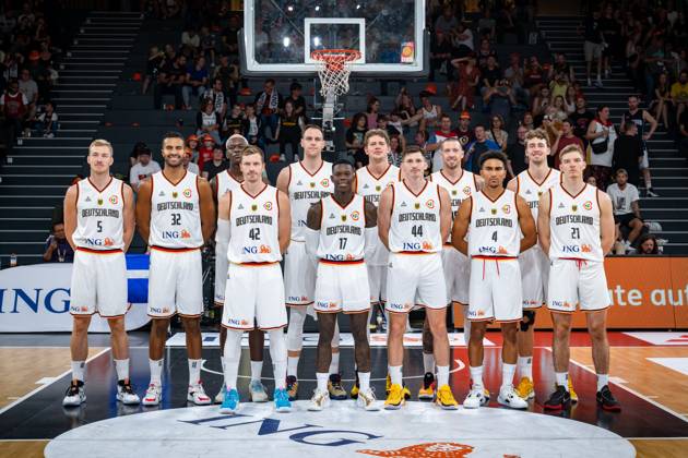 Basketball Hamburg 13.08.2023 DBB Nationalmannschaft der Männer Länderspiel Testspiel Supercup Deutschland (GER) - Kanada (CAN) Team Deutschland hinten vlnr.: Nils Giffey (Deutschland, No.05) Johannes Thiemann (Deutschland, No.32) Isaac Bonga (Deutschland, No.00) Johannes Voigtmann (Deutschland, No.07) Moritz Wagner (Deutschland, No.13) Daniel Theis (Deutschland, No.10) Franz Wagner (Deutschland, No.09) vlrne vlnr.: Andreas Obst (Deutschland, No.42) Dennis Schröder Schroeder (Deutschland, No.17) Schröder Schroder David Krämer (Deutschland, No.44) Kraemer Kramer Maodo Lo (Deutschland, No.04) Justus Hollatz (Deutschland, No.21)