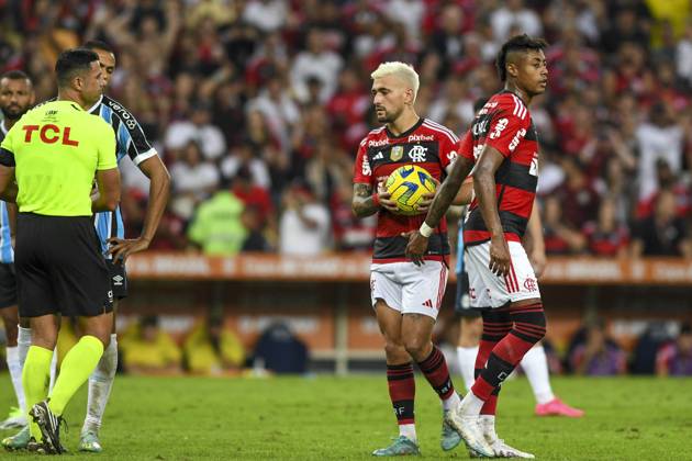 Flamengo x Grêmio RIO DE JANEIRO, RJ - 16.08.2023: FLAMENGO X GRÊMIO - Bruno Henrique leaves the ball for De Arrascaeta to take the penalty during Flamengo x Grêmio held at Estádio do Maracanã, for the second leg of the semi-final of the Copa do Brasil, this Wednesday night (16), in Rio de Janeiro, RJ . (Photo: Celso Pupo Fotoarena) x2419466x CelsoxPupo