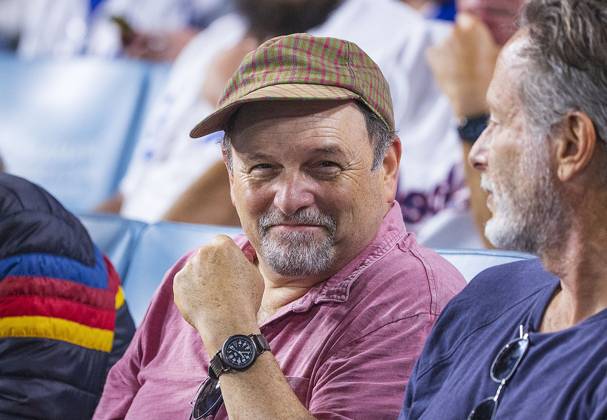 August 17, 2023, Los Angeles, California, USA: Actor Jason Alexander attends the regular season MLB, Baseball Herren, USA game between the Los Angeles Dodgers and the Milwaukee Brewers on Thursday August 17, 2023 at Dodger Stadium in Los Angeles, California. Dodgers defeat Brewers, 1-0. ARIANA RUIZ PI Los Angeles USA - ZUMAp124 20230817_zaa_p124_011 Copyright: xArianaxRuizx