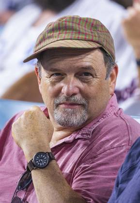 August 17, 2023, Los Angeles, California, USA: Actor Jason Alexander attends the regular season MLB, Baseball Herren, USA game between the Los Angeles Dodgers and the Milwaukee Brewers on Thursday August 17, 2023 at Dodger Stadium in Los Angeles, California. Dodgers defeat Brewers, 1-0. ARIANA RUIZ PI Los Angeles USA - ZUMAp124 20230817_zaa_p124_012 Copyright: xArianaxRuizx