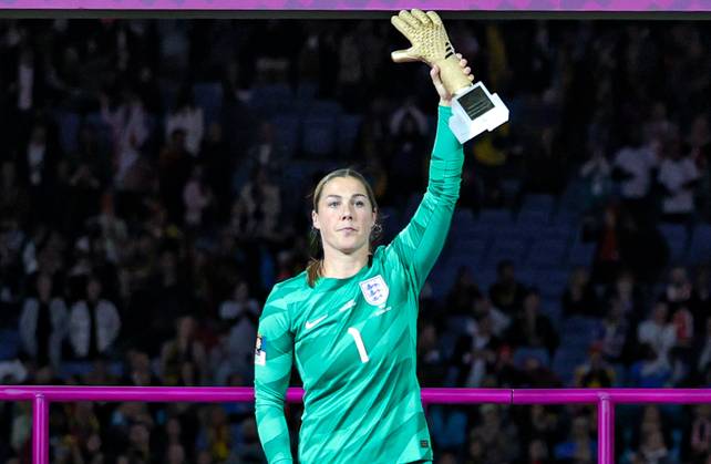 Spain v England Women 2023 FIFA Women™s World Cup 20 08 2023. Cup Final Mary Earps (1) of England wins the Golden Glove Award during the 2023 FIFA Women™s World Cup Final match between Spain and England Women at Stadium Australia, Sydney, Australia on 20 August 2023. Editorial use only , Copyright: xNigelxKeenex PSI-17890-0085