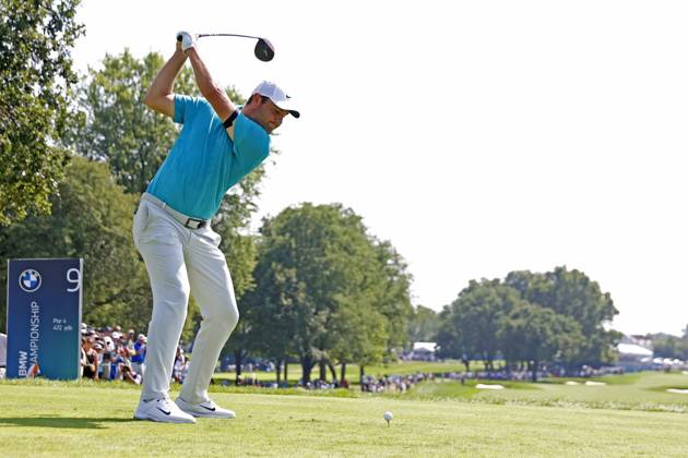 OLYMPIA FIELDS, IL - AUGUST 20: PGA, Golf Herren golfer Scottie Scheffler plays his tee shot on the 9th hole during the final round of the BMW Championship Fed Ex Cup Playoffs on August 20th, 2023, at Olympia Fields Country Club in Olympia Fields, Illinois. (Photo by Brian Spurlock Icon Sportswire) GOLF: AUG 20 PGA - BMW Championship EDITORIAL USE ONLY Icon230820015