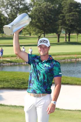 OLYMPIA FIELDS, IL - AUGUST 20: PGA, Golf Herren golfer Viktor Hovland raises the BMW Championship Trophy after winning the BMW Championship Fed Ex Cup Playoffs on August 20th, 2023, at Olympia Fields Country Club in Olympia Fields, Illinois. (Photo by Brian Spurlock Icon Sportswire) GOLF: AUG 20 PGA - BMW Championship EDITORIAL USE ONLY Icon230820031