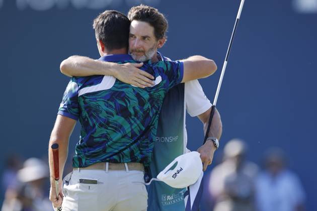 OLYMPIA FIELDS, IL - AUGUST 20: Viktor Hovland of Norway is congratulated by caddie Shay Knight at the 18th hole during the final round of the BMW Championship at Olympia Fields Country Club on August 18, 2023 in Olympia Fields, Illinois. (Photo by Joe Robbins Icon Sportswire) GOLF: AUG 20 PGA, Golf Herren - BMW Championship EDITORIAL USE ONLY Icon5732308200404