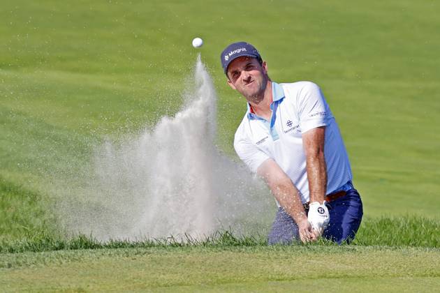 OLYMPIA FIELDS, IL - AUGUST 20: PGA, Golf Herren golfer Denny McCarthy hits out of a green side bunker on the 18th hole during the BMW Championship Fed Ex Cup Playoffs on August 20th, 2023, at Olympia Fields Country Club in Olympia Fields, Illinois. (Photo by Brian Spurlock Icon Sportswire) GOLF: AUG 20 PGA - BMW Championship EDITORIAL USE ONLY Icon230820057