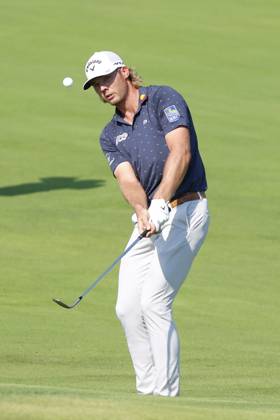 OLYMPIA FIELDS, IL - AUGUST 20: PGA, Golf Herren golfer Sam Burns hits a wedge shot on the 18th hole during the final round of the BMW Championship Fed Ex Cup Playoffs on August 20th, 2023, at Olympia Fields Country Club in Olympia Fields, Illinois. (Photo by Brian Spurlock Icon Sportswire) GOLF: AUG 20 PGA - BMW Championship EDITORIAL USE ONLY Icon230820079