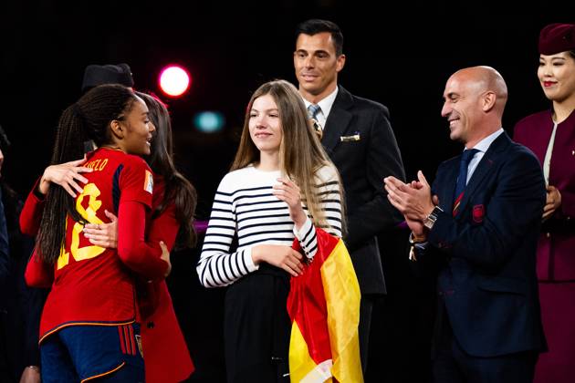 230820 Princess Sofia and Queen Letizia of Spain hand out the FIFA Best Young Players Award to Salma Paralluelo next to Luis Rubiales, President of the Spanish Football Association (far right) during the FIFA Women s World Cup final between Spain and England on August 20, 2023 in Sydney. Photo: Mathias Bergeld BILDBYRAN kod MB MB0706 fotboll football soccer fotball fotbolls-vm världsmästerskap vm fifa womens world cup final spanien england spain 32 dam bbeng fotball vm verdensmesterskap kvinner women Copyright: MATHIASxBERGELD BB230820MB232