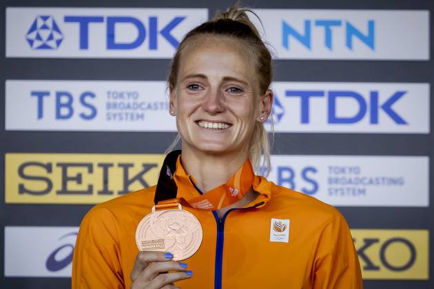 BUDAPEST - Anouk Vetter with her bronze medal during the heptathlon medal ceremony on the third day of the World Athletics Championships. ANP ROBIN VAN LONKHUIJSEN Day 3 - World Athletics Championships Budapest 2023 2023 xVIxANPxSportx xxANPxIVx 476028010 originalFilename: 476028010.jpg