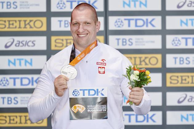 Leichtathletik, WM in Budapest, Siegerehrung Hammerwerfen Männer 21.08.2023 BUDAPESZT WEGRY, NATIONAL ATHLETICS CENTRE ,MISTRZOSTWA SWIATA W LEKKIE ATLETYCE BUDAPESZT 2023 ( WORLD ATHLETICS CHAMPIONSHIPS BUDAPEST2023) DEKORACJA MEDLAOWA RZUT MLOTEM NZ. WOJCIECH NOWICKI FOTO RADOSLAW JOZWIAK CYFRASPORT NEWSPIX.PL --- Newspix.pl  LSD_0005