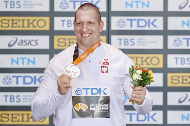 Leichtathletik, WM in Budapest, Siegerehrung Hammerwerfen Männer 21.08.2023 BUDAPESZT WEGRY, NATIONAL ATHLETICS CENTRE ,MISTRZOSTWA SWIATA W LEKKIE ATLETYCE BUDAPESZT 2023 ( WORLD ATHLETICS CHAMPIONSHIPS BUDAPEST2023) DEKORACJA MEDLAOWA RZUT MLOTEM NZ. WOJCIECH NOWICKI FOTO RADOSLAW JOZWIAK CYFRASPORT NEWSPIX.PL --- Newspix.pl  LSD_0013
