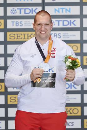 Leichtathletik, WM in Budapest, Siegerehrung Hammerwerfen Männer 21.08.2023 BUDAPESZT WEGRY, NATIONAL ATHLETICS CENTRE ,MISTRZOSTWA SWIATA W LEKKIE ATLETYCE BUDAPESZT 2023 ( WORLD ATHLETICS CHAMPIONSHIPS BUDAPEST2023) DEKORACJA MEDLAOWA RZUT MLOTEM NZ. WOJCIECH NOWICKI FOTO RADOSLAW JOZWIAK CYFRASPORT NEWSPIX.PL --- Newspix.pl  LSD_0040