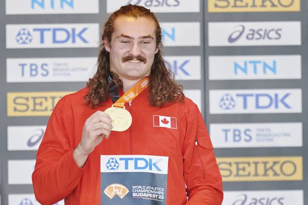 Leichtathletik, WM in Budapest, Siegerehrung Hammerwerfen Männer 21.08.2023 BUDAPESZT WEGRY, NATIONAL ATHLETICS CENTRE ,MISTRZOSTWA SWIATA W LEKKIE ATLETYCE BUDAPESZT 2023 ( WORLD ATHLETICS CHAMPIONSHIPS BUDAPEST2023) DEKORACJA MEDLAOWA RZUT MLOTEM NZ. ETHAN KATZBERG FOTO RADOSLAW JOZWIAK CYFRASPORT NEWSPIX.PL --- Newspix.pl  LSD_0086