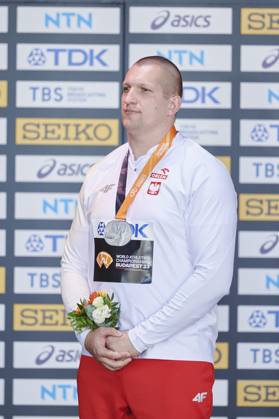 Leichtathletik, WM in Budapest, Siegerehrung Hammerwerfen Männer 21.08.2023 BUDAPESZT WEGRY, NATIONAL ATHLETICS CENTRE ,MISTRZOSTWA SWIATA W LEKKIE ATLETYCE BUDAPESZT 2023 ( WORLD ATHLETICS CHAMPIONSHIPS BUDAPEST2023) DEKORACJA MEDLAOWA RZUT MLOTEM NZ. WOJCIECH NOWICKI FOTO RADOSLAW JOZWIAK CYFRASPORT NEWSPIX.PL --- Newspix.pl  LSD_0123