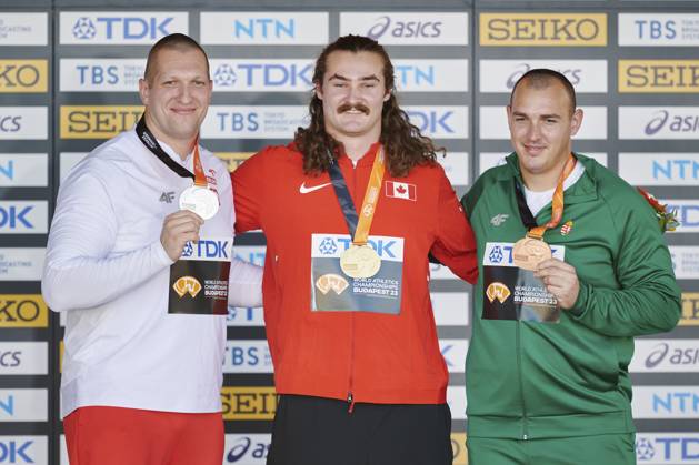Leichtathletik, WM in Budapest, Siegerehrung Hammerwerfen Männer 21.08.2023 BUDAPESZT WEGRY, NATIONAL ATHLETICS CENTRE ,MISTRZOSTWA SWIATA W LEKKIE ATLETYCE BUDAPESZT 2023 ( WORLD ATHLETICS CHAMPIONSHIPS BUDAPEST2023) DEKORACJA MEDLAOWA RZUT MLOTEM NZ. WOJCIECH NOWICKI, ETHAN KATZBERG I BENCE HALASZ FOTO RADOSLAW JOZWIAK CYFRASPORT NEWSPIX.PL --- Newspix.pl  LSD_0273