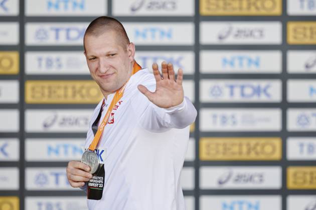 Leichtathletik, WM in Budapest, Siegerehrung Hammerwerfen Männer 21.08.2023 BUDAPESZT WEGRY, NATIONAL ATHLETICS CENTRE ,MISTRZOSTWA SWIATA W LEKKIE ATLETYCE BUDAPESZT 2023 ( WORLD ATHLETICS CHAMPIONSHIPS BUDAPEST2023) DEKORACJA MEDLAOWA RZUT MLOTEM NZ. WOJCIECH NOWICKI FOTO RADOSLAW JOZWIAK CYFRASPORT NEWSPIX.PL --- Newspix.pl  LSD_0336