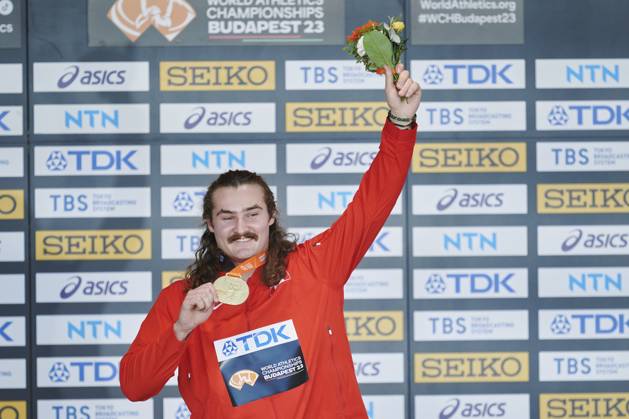 Leichtathletik, WM in Budapest, Siegerehrung Hammerwerfen Männer 21.08.2023 BUDAPESZT WEGRY, NATIONAL ATHLETICS CENTRE ,MISTRZOSTWA SWIATA W LEKKIE ATLETYCE BUDAPESZT 2023 ( WORLD ATHLETICS CHAMPIONSHIPS BUDAPEST2023) DEKORACJA MEDLAOWA RZUT MLOTEM NZ. ETHAN KATZBERG FOTO RADOSLAW JOZWIAK CYFRASPORT NEWSPIX.PL --- Newspix.pl  LSD_0389