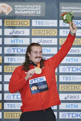 Leichtathletik, WM in Budapest, Siegerehrung Hammerwerfen Männer 21.08.2023 BUDAPESZT WEGRY, NATIONAL ATHLETICS CENTRE ,MISTRZOSTWA SWIATA W LEKKIE ATLETYCE BUDAPESZT 2023 ( WORLD ATHLETICS CHAMPIONSHIPS BUDAPEST2023) DEKORACJA MEDLAOWA RZUT MLOTEM NZ. ETHAN KATZBERG FOTO RADOSLAW JOZWIAK CYFRASPORT NEWSPIX.PL --- Newspix.pl  LSD_0400