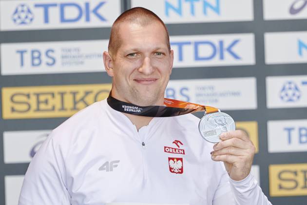 Leichtathletik, WM in Budapest, Siegerehrung Hammerwerfen Männer 21.08.2023 BUDAPESZT WEGRY, NATIONAL ATHLETICS CENTRE ,MISTRZOSTWA SWIATA W LEKKIE ATLETYCE BUDAPESZT 2023 ( WORLD ATHLETICS CHAMPIONSHIPS BUDAPEST2023) DEKORACJA MEDLAOWA RZUT MLOTEM NZ. WOJCIECH NOWICKI FOTO RADOSLAW JOZWIAK CYFRASPORT NEWSPIX.PL --- Newspix.pl  LSD_9958