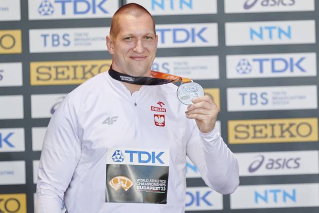 Leichtathletik, WM in Budapest, Siegerehrung Hammerwerfen Männer 21.08.2023 BUDAPESZT WEGRY, NATIONAL ATHLETICS CENTRE ,MISTRZOSTWA SWIATA W LEKKIE ATLETYCE BUDAPESZT 2023 ( WORLD ATHLETICS CHAMPIONSHIPS BUDAPEST2023) DEKORACJA MEDLAOWA RZUT MLOTEM NZ. WOJCIECH NOWICKI FOTO RADOSLAW JOZWIAK CYFRASPORT NEWSPIX.PL --- Newspix.pl  LSD_9960