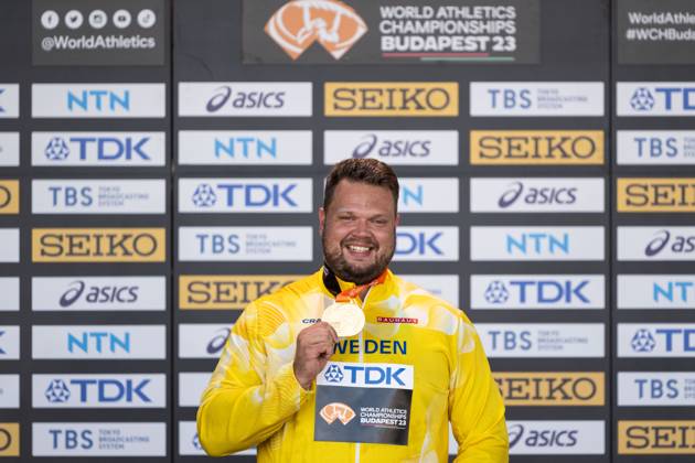 230822 Daniel Stahl of Sweden celebrates with his gold medal at the medal ceremony during day 4 of the 2023 World Athletics Championships on August 22, 2023 in Budapest. Photo: Joel Marklund BILDBYRAN kod JM JM0520 bbeng friidrott athletics friidrett 2023 world athletics championships world athletics championships budapest23 friidrotts-vm friidretts-vm vm jubel Copyright: JOELxMARKLUND BB230822JM002