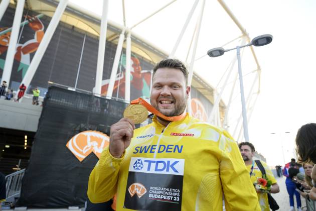 BUDAPEST 20230822 Daniel Stahl far sin guldmedalj fran finalen i diskus under friidrotts-VM i Budapest. BUDAPEST UNGERN FRIIDROTT x10070x Copyright: xJessicaxGow TTx FRIIDROTTS-VM 2023