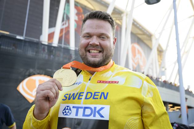 BUDAPEST 20230822 Daniel Stahl far sin guldmedalj fran finalen i diskus under friidrotts-VM i Budapest. BUDAPEST UNGERN FRIIDROTT x10070x Copyright: xJessicaxGow TTx FRIIDROTTS-VM 2023