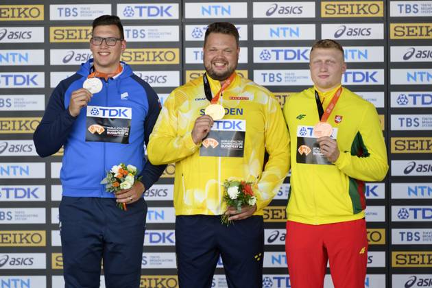 BUDAPEST 20230822 Daniel Stahl far sin guldmedalj fran finalen i diskus under friidrotts-VM i Budapest. BUDAPEST UNGERN FRIIDROTT x10070x Copyright: xJessicaxGow TTx FRIIDROTTS-VM 2023