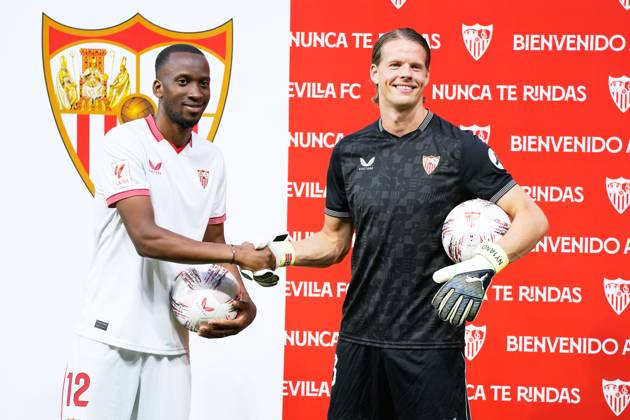 Sport Bilder des Tages Fußball, FC Sevilla präsentiert Neuzugänge Dodi Lukebakio und Orjan Nyland August 24, 2023, SEVILLA, SEVILLA, SPAIN: Orjan Nyland and Dodi Lukebakio poses for photo during their presentation as new players of Seville FC at Ramon Sanchez-Pizjuan stadium on August 24, 2023 in Sevilla, Spain. SEVILLA SPAIN - ZUMAa181 20230824_zaa_a181_054 Copyright: xJoaquinxCorcherox