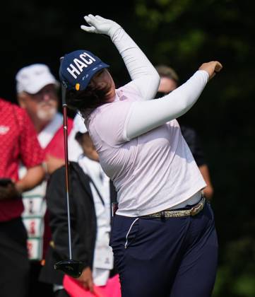 August 24, 2023, VANCOUVER, BC, CANADA: Angel Yin, of the U.S., drops her driver as she hits her tee shot on the seventh hole during the first round at the LPGA, Golf Damen CPKC Canadian Women s Open golf tournament, in Vancouver, on Thursday, August 24, 2023. Canada News - August 24, 2023 - ZUMAc35_ 20230824_zaf_c35_067 Copyright: xDarrylxDyckx