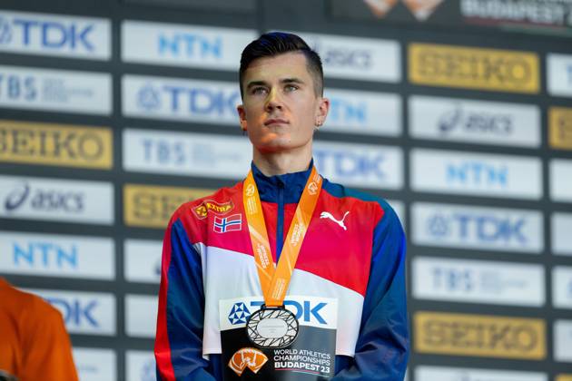 230825 Jakob Ingebrigtsen of Norway with his silver medal at the medal ceremony for men?s 1500 meter during day 7 of the 2023 World Athletics Championships on August 25, 2023 in Budapest. Photo: Vegard Grott BILDBYRAN kod VG JM0523 bbeng friidrott athletics friidrett 2023 world athletics championships world athletics championships budapest23 friidrotts-vm friidretts-vm vm Copyright: VEGARDxGRoTT BB230825VG056