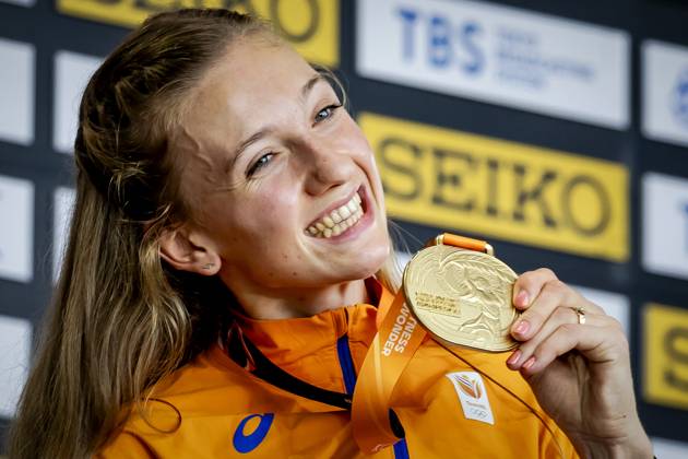 Leichtathletik, WM in Budapest, 400m Hürden der Frauen, Siegerehrung BUDAPEST - Femke Bol with her gold medal in the 400 meters hurdles during the seventh day of the World Athletics Championships. ANP ROBIN VAN LONKHUIJSEN Day 7 - World Athletics Championships Budapest 2023 2023 xVIxANPxSportx xxANPxIVx 476282678 originalFilename: 476282678.jpg