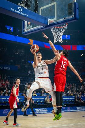 Basketball Okinawa 25.08.2023 FIBA Basketball World Cup 2023 Weltmeisterschaft der Männer Vorrunde Deutschland (GER) - Japan (JPN) Johannes Voigtmann (Deutschland, No.07) YUTA WATANABE (Japan, No.12)
