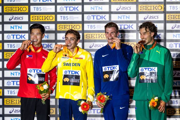230827 Ernest John Obiena of Philippines, Armand Duplantis of Sweden, Christopher Nilsen of USA and Kurtis Marschall of Australia during the medal ceremony during day 9 of the 2023 World Athletics Championships on August 27, 2023 in Budapest. Photo: Joel Marklund BILDBYRAN kod JM JM0526 bbeng friidrott athletics friidrett 2023 world athletics championships world athletics championships budapest23 friidrotts-vm friidretts-vm vm Copyright: JOELxMARKLUND BB230827JM007