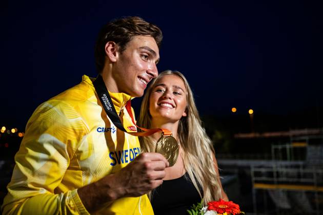 230827 Armand Duplantis of Sweden and DesirÃ Inglander, girlfriend, poses for a portrait with his gold medal during day 9 of the 2023 World Athletics Championships on August 27, 2023 in Budapest. Photo: Joel Marklund BILDBYRAN kod JM JM0526 bbeng friidrott athletics friidrett 2023 world athletics championships world athletics championships budapest23 friidrotts-vm friidretts-vm vm Copyright: JOELxMARKLUND BB230827JM013