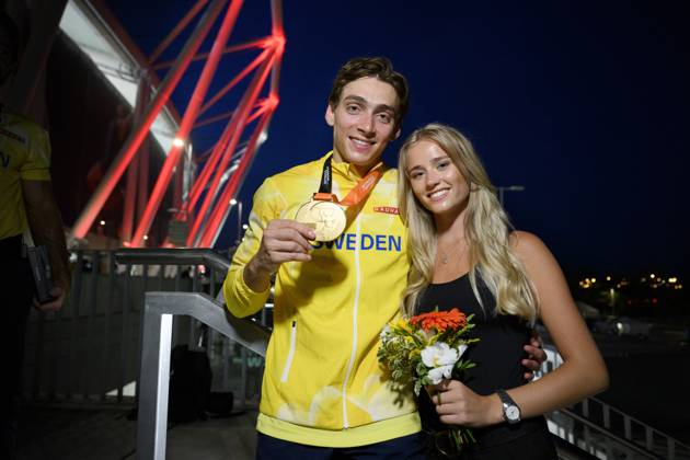 Sport Bilder des Tages BUDAPEST 20230827 Sveriges Armand Duplantis med sin flickvän Desiré Inglander och sin guldmedalj under friidrotts-VM pa Nemzeti Atlétikai Központ-stadion i Budapest, Ungern. BUDAPEST UNGERN FRIIDROTT x10070x Copyright: xJessicaxGow TTx FRIIDROTTS-VM 2023