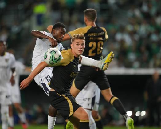 Sporting CP v FC Famalicao - Liga Portugal BETCLIC - 3ª Jornada Viktor Gyökeres do Sporting CPe Otavio Ataide do FC Famalicao durante partida entre Sporting CP v FC Famalicao valida pela Liga Portugal BETCLIC - 3ª Jornada no Estadio Josà Alvalade, Lisboa Portugal (Foto de Pedro Loureiro Avant Sports) Lisboa Estadio Josà Alvalade Portugal Copyright: xPedroxLoureirox xAvantxSportsx
