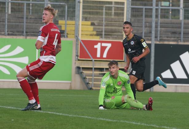 Regionallioga West, Saison 2023 - 2024, 6. Spieltag, 01.09.2023, Fortuna Düsseldorf U 23 - RW Oberhausen -- Tor für RWO, das 0:2 durch Kerem Yalcin, Tim Corsten und TW Dennis Gorka ( beide Fortuna U 23 ) sind machtlos