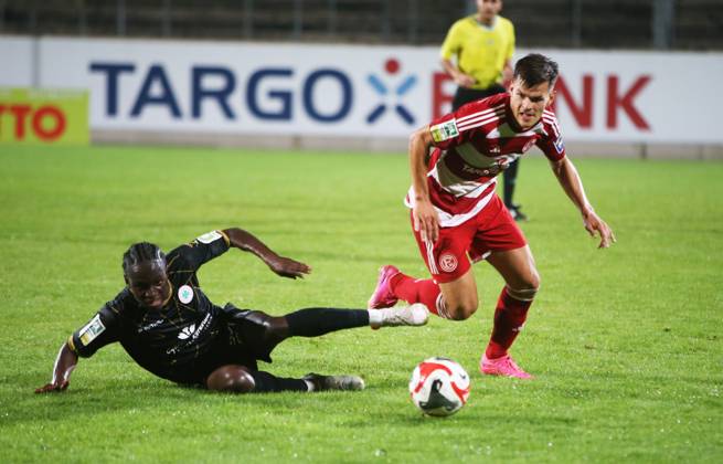 Regionallioga West, Saison 2023 - 2024, 6. Spieltag, 01.09.2023, Fortuna Düsseldorf U 23 - RW Oberhausen -- Nicolas Hirschberger ( Fortuna U 23 ) überläuft Denis Donkor ( RWO )