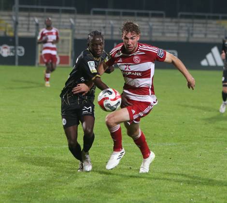 Sport Bilder des Tages Regionallioga West, Saison 2023 - 2024, 6. Spieltag, 01.09.2023, Fortuna Düsseldorf U 23 - RW Oberhausen -- Denis Donkor ( RWO links ) und Seymour Fünger ( Fortuna U 23 )