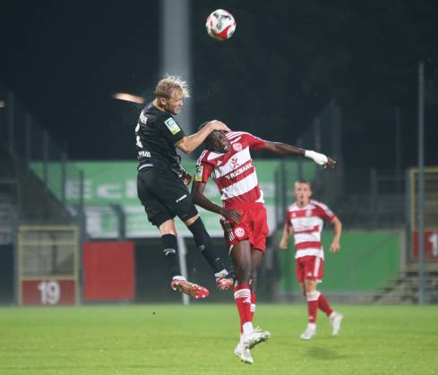 Regionallioga West, Saison 2023 - 2024, 6. Spieltag, 01.09.2023, Fortuna Düsseldorf U 23 - RW Oberhausen -- Tim Stappmann ( RWO ) springt höher als Samuel Manu ( Fortuna U 23 )