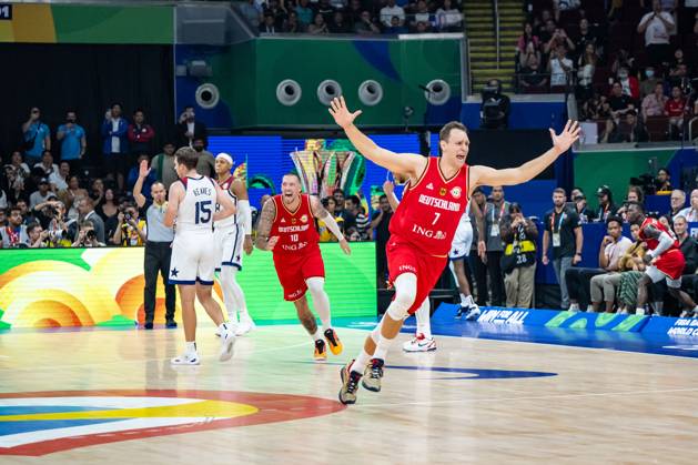 Basketball Manila Pasay 08.09.2023 FIBA Basketball World Cup 2023 Weltmeisterschaft der Männer Halbfinale Vereinigte Staaten von Amerika (USA) - Deutschland (GER) Deutschland gewinnt und steht im Finale Johannes Voigtmann (Deutschland, No.07) Daniel Theis (Deutschland, No.10) Jubel