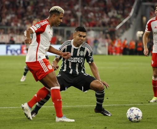 20.09.2022, CL., Champions League, FC Bayern Muenchen vs Manchester United, ManU Allianz Arena Muenchen, Fussball, im Bild: Serge Gnabry (FC Bayern Muenchen) vs Casemiro (Manchester United)
