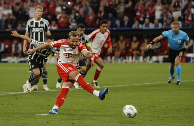 20.09.2022, CL., Champions League, FC Bayern Muenchen vs Manchester United, ManU Allianz Arena Muenchen, Fussball, im Bild: Sergio Reguilon (Manchester United) ,Rasmus Hoejlund (Manchester United), Bruno Fernandes (Manchester United) und Jamal Musiala (FC Bayern Muenchen) schauen Harry Kane (FC Bayern Muenchen) beim verwandelte Elfmeter