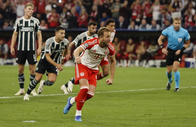 20.09.2022, CL., Champions League, FC Bayern Muenchen vs Manchester United, ManU Allianz Arena Muenchen, Fussball, im Bild: Sergio Reguilon (Manchester United) ,Rasmus Hoejlund (Manchester United), Bruno Fernandes (Manchester United) und Jamal Musiala (FC Bayern Muenchen) schauen Harry Kane (FC Bayern Muenchen) beim verwandelte Elfmeter